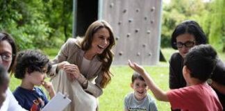 Kate a Reggio Emilia, la principessa incontra i bimbi dell’asilo modello nel verde