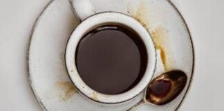 La avvelena con la candeggina nel caffè, la moglie lo smaschera con una telecamera