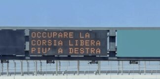 La guida In autostrada e il vizio di occupare la corsia di sorpasso: non è prudenza ma infrazione