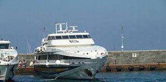 Mare forza 4, scoppiano finestrini sul traghetto veloce Napoli-Capri