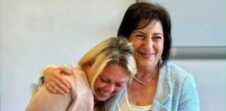 Modena, l’abbraccio degli infermieri alla collega Viktoriya Prudka che ha soccorso la turista tedesca