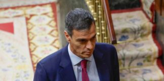 Moglie e fratello indagati, tra proteste e perquisizioni il giugno difficile di Sanchez