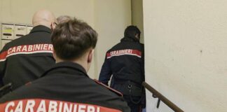Napoli, picchia la nonna e lo annuncia sui social: arrestato