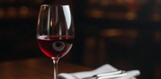 No a vino e carne rossa, il doppio divieto di Garattini a tavola