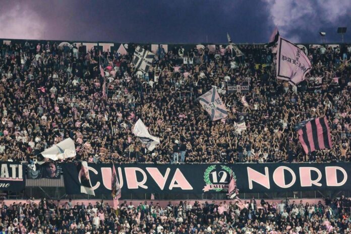 Petardi in campo, rissa e ospiti scortati fuori: caos in Palermo-Catanzaro