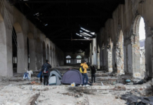 Scuola pubblica e libertà educativa, scontro politico tra sinistra e Lega sul caso dei bambini di Marostica a Trieste con i migranti Scuola pubblica e libertà educativa, alcuni volontari aiutano i migranti a Trieste (foto da Avvenire)