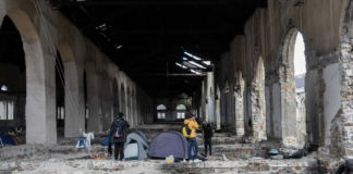 Scuola pubblica e libertà educativa, scontro politico tra sinistra e Lega sul caso dei bambini di Marostica a Trieste con i migranti Scuola pubblica e libertà educativa, alcuni volontari aiutano i migranti a Trieste (foto da Avvenire)