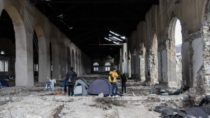 Scuola pubblica e libertà educativa, alcuni volontari aiutano i migranti a Trieste (foto da Avvenire) Scuola pubblica e libertà educativa, alcuni volontari aiutano i migranti a Trieste (foto da Avvenire)