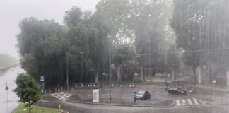 Bomba d’acqua a Milano: grandine, diluvio e raffiche di vento Bomba d'acqua a Milano