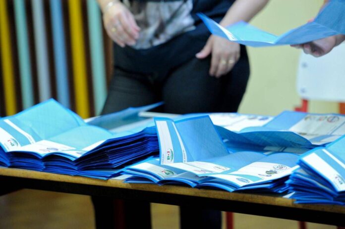Sondaggio politico, Fratelli d’Italia cresce e Pd cala