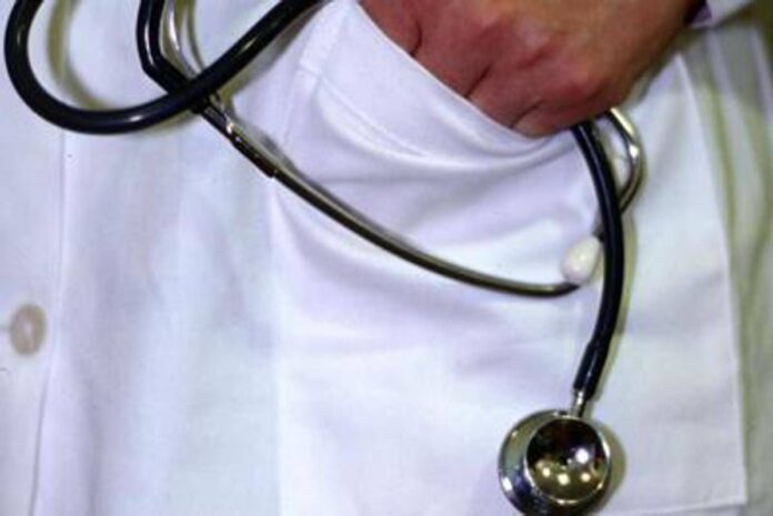 “Ti guarisco io”, ma il tumore non c’era: finto medico condannato per omicidio