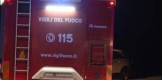Trieste, incendio in un palazzo: muore una 77enne, sei intossicati in ospedale. Ipotesi sigaretta lasciata accesa