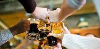 “Troppi voli dirottati a causa di passeggeri ubriachi”, Ryanair chiede di vietare l’alcol negli aeroporti al mattino