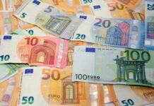 Trova 110mila euro in un cassetto: “Erano su libretti di risparmio di 50 anni fa”