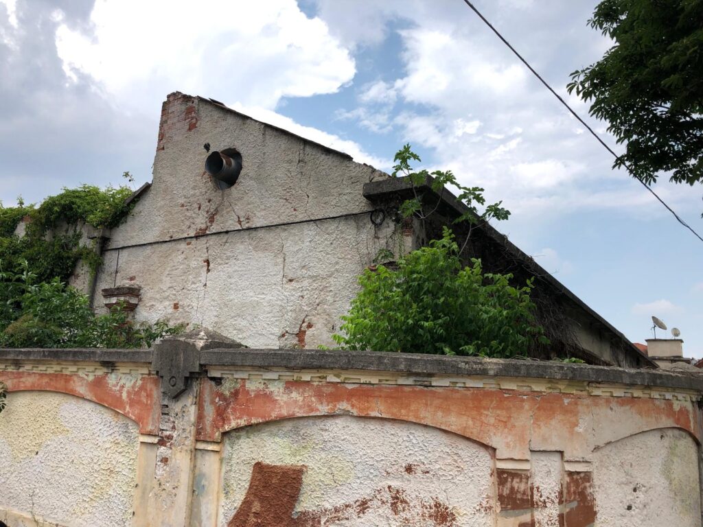 Una parte in decadenza dell'area ex Lanerossi (vista da Viale della Stazione).