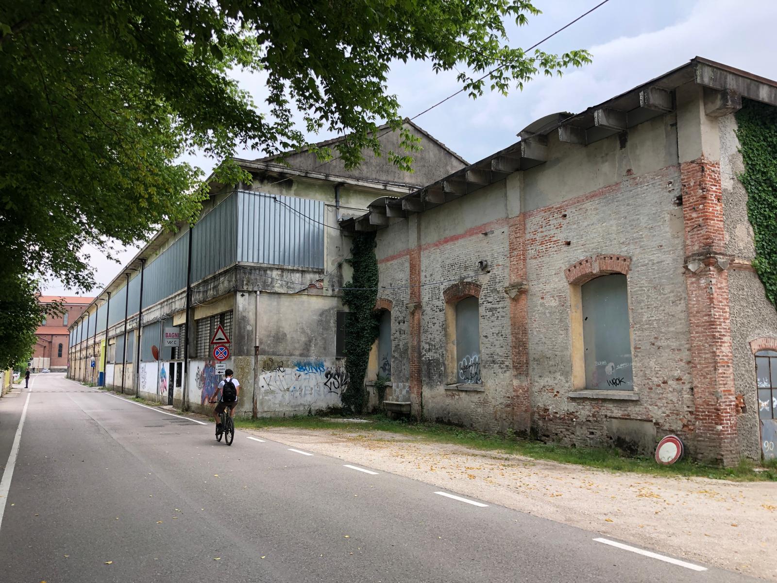 Una parte del fabbricato dell'ex Lanerossi (vista da via Fracasso).