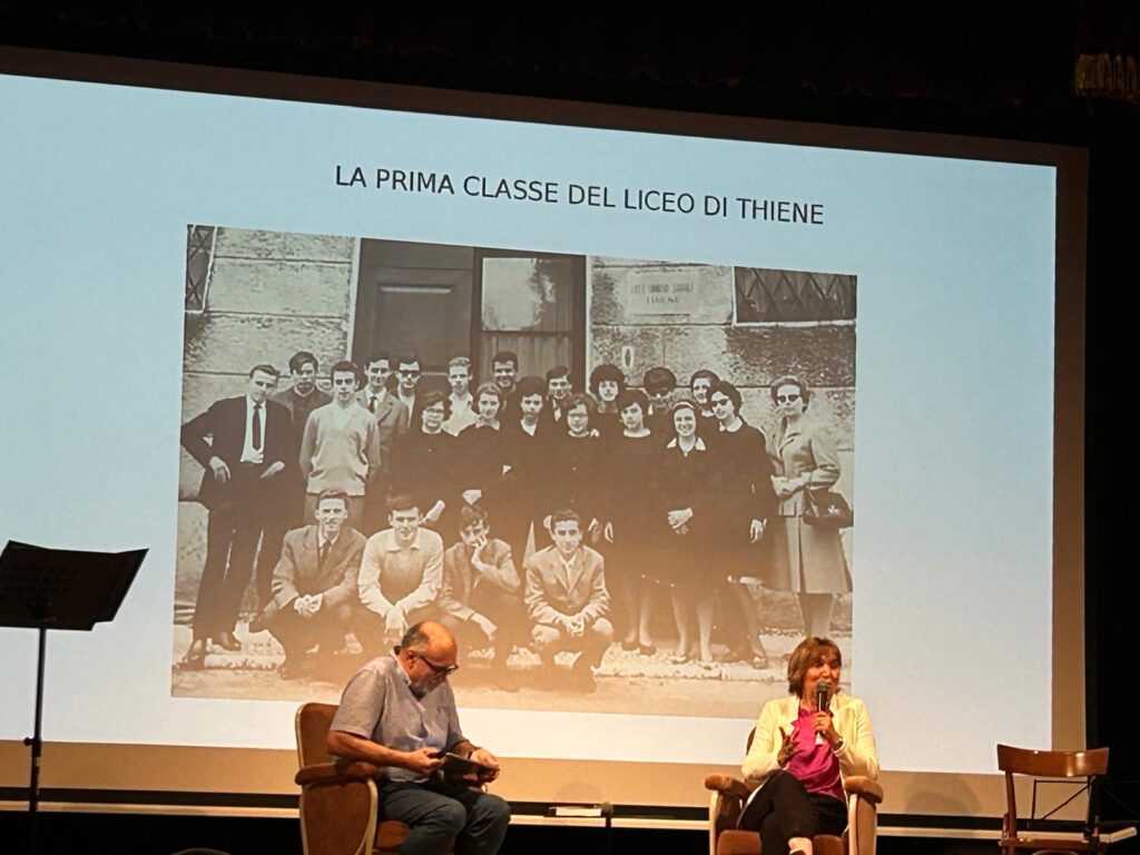 I professori Fioravanzo e Corrà durante il loro intervento. Sullo sfondo la fotografia della prima classe del Liceo di Thiene, allora sezione staccata del Pigafetta di Vicenza