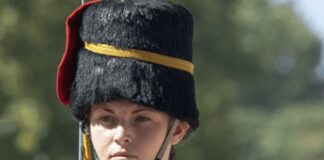 Windsor, dramma davanti al re Carlo: soldatessa 24enne muore dopo una caduta da cavallo