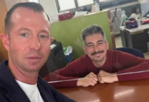 Carta d’identità Vicenza, al lavoro per la CIE anche l’assessore Leonardo Nicolai. Selfie ironico di Naclerio vicenza carta identità