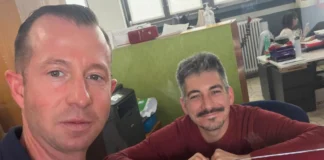 Carta d’identità Vicenza, al lavoro per la CIE anche l’assessore Leonardo Nicolai. Selfie ironico di Naclerio vicenza carta identità