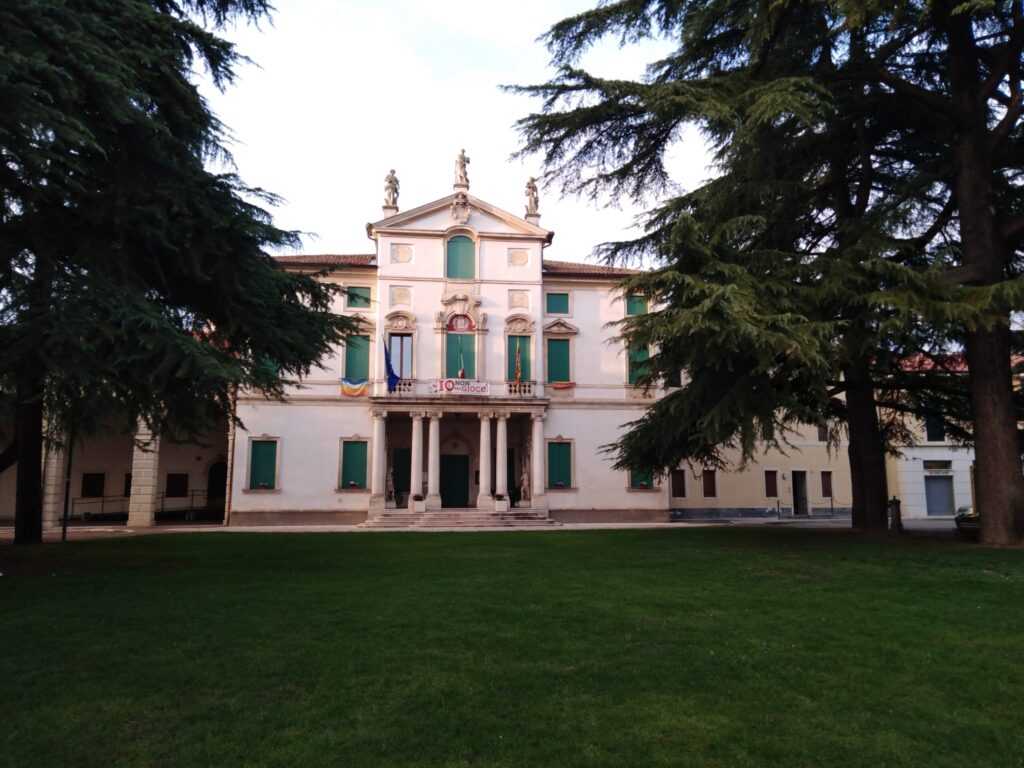 Il municipio di Dueville in Piazza Monza.