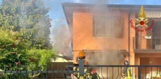 Torri di Quartesolo, anziani bloccati in casa da incendio: salvati da carabinieri torri di quartesolo incendio