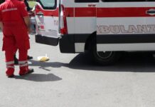 Accoltellato davanti a un bar a Ostia, morto 35enne: aggressore in fuga