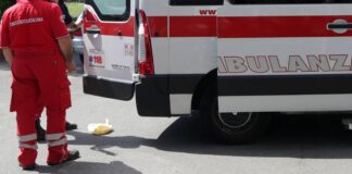 Accoltellato davanti a un bar a Ostia, morto 35enne: aggressore in fuga