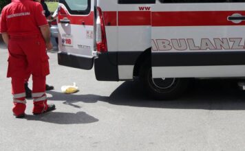 Accoltellato davanti a un bar a Ostia, morto 35enne: aggressore in fuga