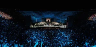 All’Arena di Verona 11mila calici al cielo: record del mondo per il brindisi collettivo All'Arena di Verona 11mila calici al cielo