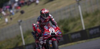 Bagnaia vince sprint MotoGp in Repubblica Ceca, cade Bezzecchi: ordine di arrivo e classifica piloti aggiornata