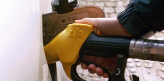 Benzina a un passo dai 2 euro, diesel torna a salire con forza: i prezzi dei carburanti oggi