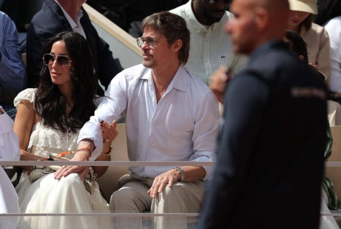 Brad Pitt spettatore al Roland Garros, in tribuna con la fidanzata Ines de Ramon