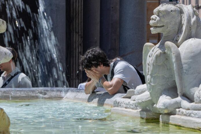 Caldo estremo sull’Italia, due città in allerta massima e 6 bollini arancioni: il bollettino