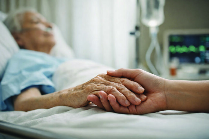 Caregiver e paziente in ospedale fine vita