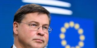 Caro energia, da Ue flessibilità fino a 0,3% annuo per 3 anni. Dombrovskis: “No per sconto accise”