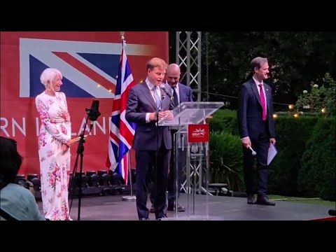Checco Zalone premia Helen Mirren: “Se solo ti avessi conosciuto qualche anno fa…”