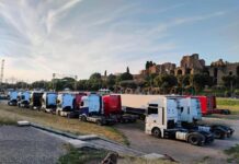 Circo Massimo invaso dai tir per il concerto di Cremonini: l’area archeologica trasformata in un gigantesco parcheggio