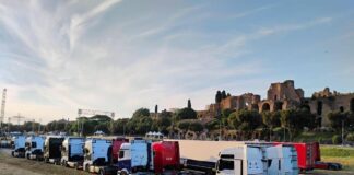 Circo Massimo invaso dai tir per il concerto di Cremonini: l’area archeologica trasformata in un gigantesco parcheggio