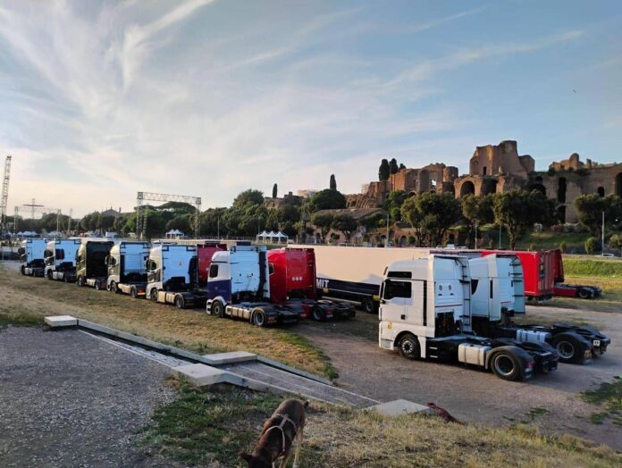 Circo Massimo invaso dai tir per il concerto di Cremonini: l’area archeologica trasformata in un gigantesco parcheggio
