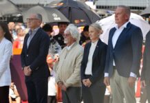 Ecclestone torna sul podio, premia Russell con la medaglia del presidente Fia
