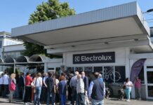 Electrolux sospende piano licenziamenti e chiusure per 50 giorni