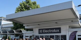 Electrolux sospende piano licenziamenti e chiusure per 50 giorni