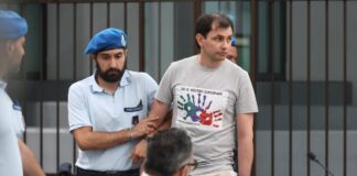Femminicidi escort, Frumuzache condannato all’ergastolo. Lui in aula con la maglietta dei figli: “Sei il nostro superpapà”
