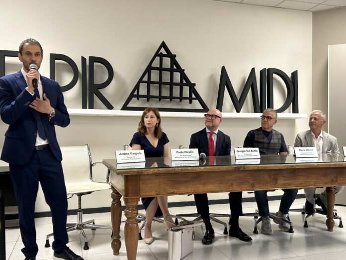 Fotovoltaico Le Piramidi, da sinistra Andrea Gargiulo. Paola Nicolin, Giorgio Dal Betto, Flavio Stecca, Giorgio Monaldo Fotovoltaico Le Piramidi, da sinistra Andrea Gargiulo. Paola Nicolin, Giorgio Dal Betto, Flavio Stecca, Giorgio Monaldo