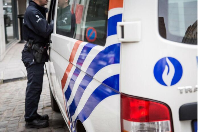 Francia, due bambini di 2 e 4 anni trovati morti in auto: “La causa potrebbe essere il caldo”