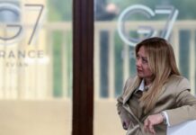 G7, Meloni in tailleur e cravatta scherza con i leader: “Consideratemi una ‘fighter'”