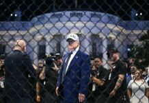 Gli 80 anni di Trump e lo show di arti marziali alla Casa Bianca davanti a 100mila persone