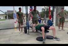 Hegseth e la sfida con i Marines, lo show con il bilanciere alla panca