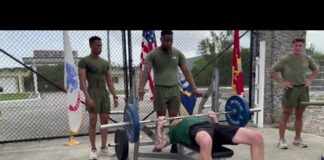 Hegseth e la sfida con i Marines, lo show con il bilanciere alla panca